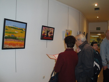 Familiares recorriendo la exposición por el catálogo